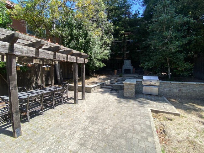 Building Photo - Advent - Four Bedroom Home W/ Incredibly L...