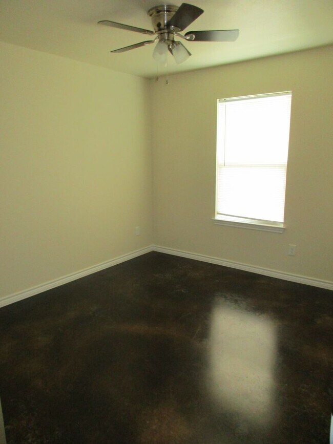 Building Photo - 3/2 Brick Home in Lampasas
