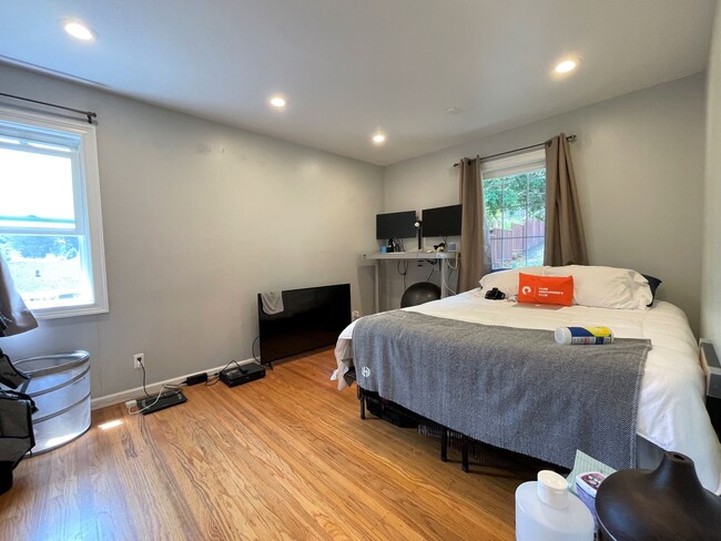 Building Photo - Gorgeous three bedroom two bathroom home with large backyard for rent!