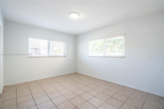 Building Photo - 1940 Biarritz Dr