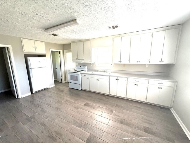 Building Photo - ** 2 Bed 1 Bath located in Ramer** Call 33...