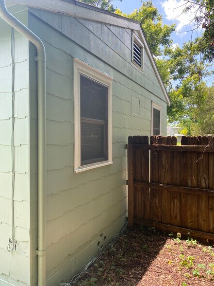 Building Photo - 1601 Essex Dr N