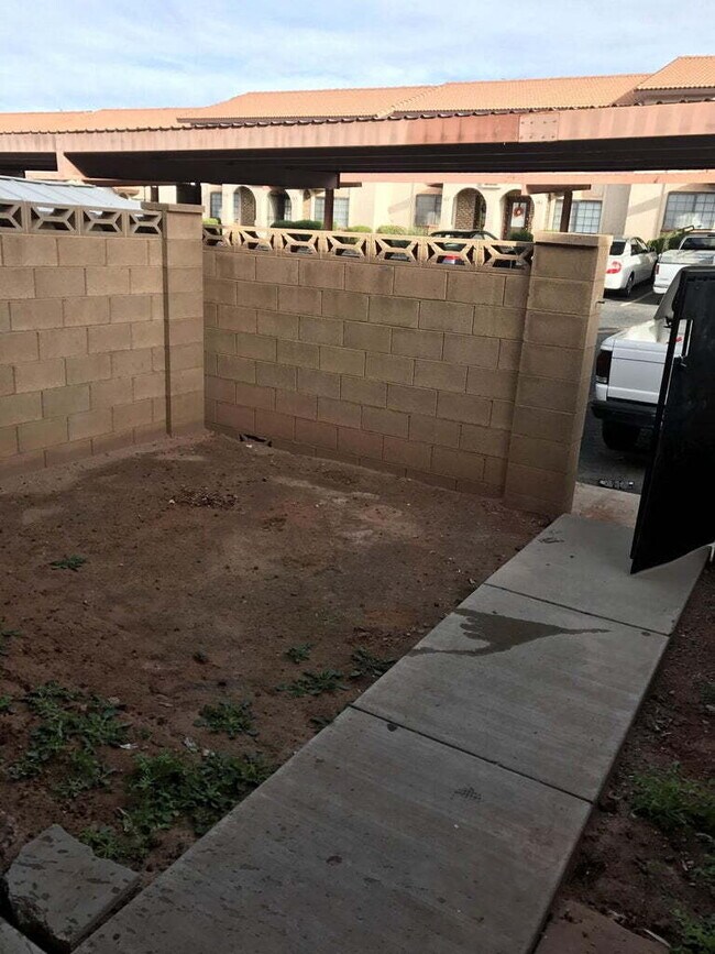 Building Photo - "Charming 2-Bed, 1.5 bath Townhouse Retreat in Saint George