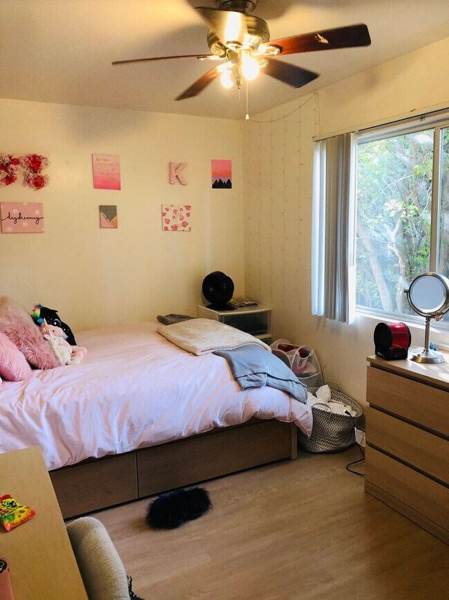 Building Photo - 10 bedrooms 7 bathrooms- 5 master bedrooms total!