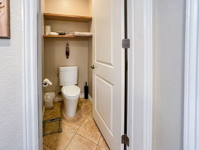 Building Photo - Beautiful Furnished 1 Bedroom, 1.5 Bath Co...