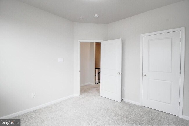 Building Photo - 470 Tiller St
