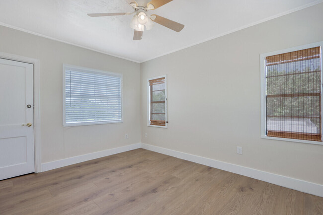 Building Photo - 359 Greenbriar Dr