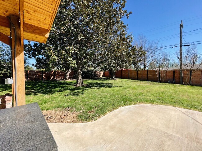 Building Photo - Adorable Midtown Tulsa Bungalow