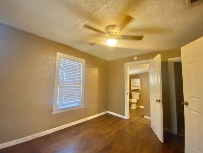 Building Photo - Adorable 1 Bed 1 Bath--Spacious with bonus...