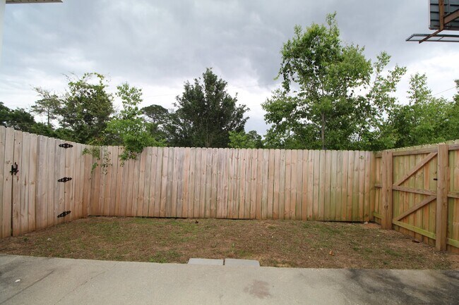 Building Photo - 2BR/2BA End Unit in West Pensacola – Pet F...