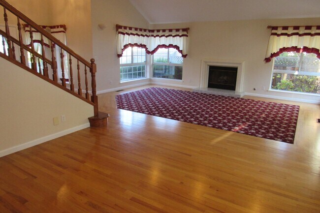 Building Photo - Gorgeous Custom Pleasanton Home in Great Location