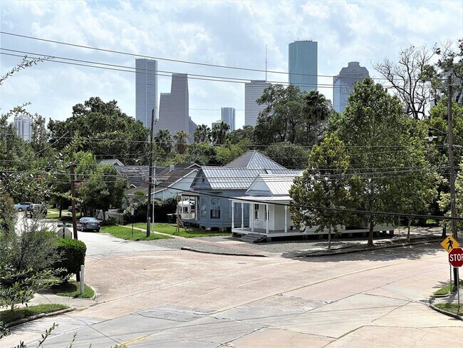Building Photo - 801 Sawyer St