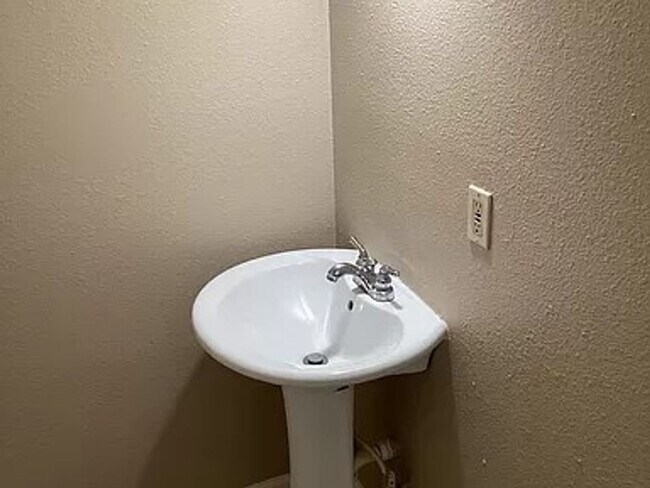 Building Photo - Well Kept Home in quite area of town