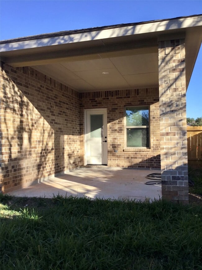 Building Photo - 2075 Briar Grove Dr