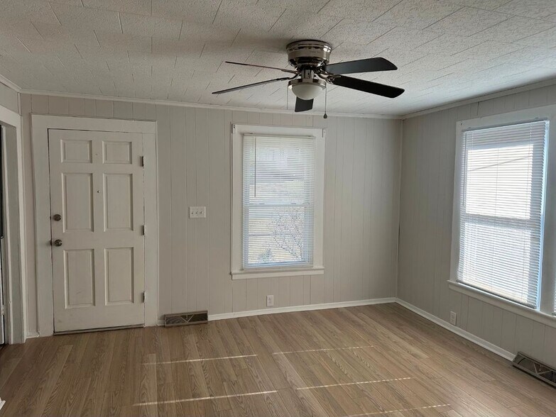 Building Photo - 110 S Valley St