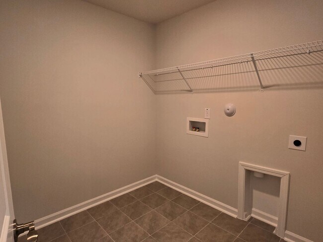 Building Photo - Approx 2700sqft, 5 bed / 3 bath featuring ...