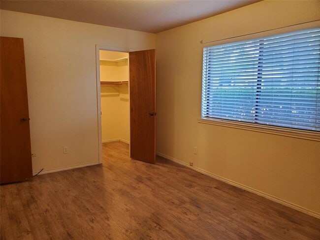 Building Photo - 2210 N Celia Dr