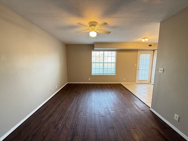 Building Photo - 3 bedroom Two Story Duplex!