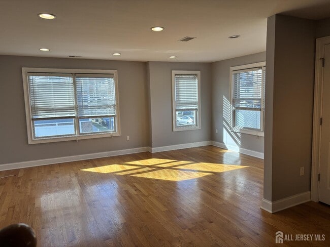 Building Photo - 112 N Broadway