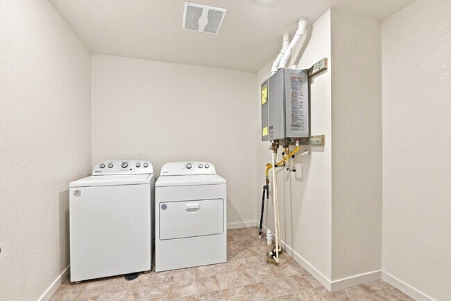Building Photo - $2,845.95 with $300 Off the first month's rent, 4 Beds - 2.5 Baths, Single Family Home in Aurora ...