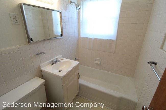 Building Photo - 1500 W 47th St