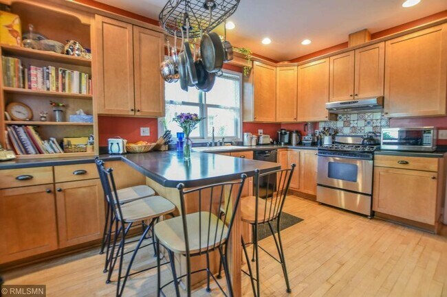 Building Photo - 253 Macalester St