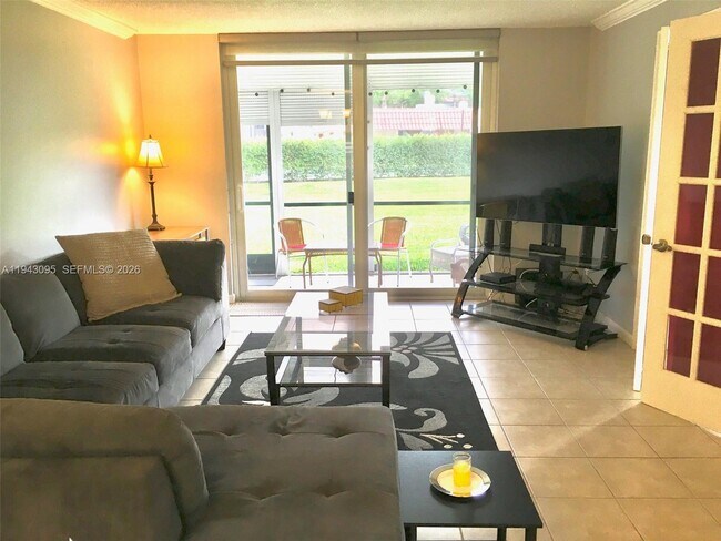 Building Photo - 9410 N Hollybrook Lake Dr