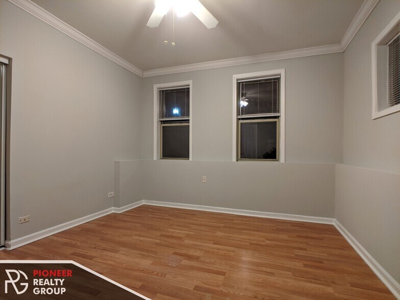 Building Photo - 542 W Surf St