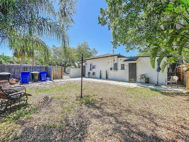 Building Photo - 1600 Pasadena Dr