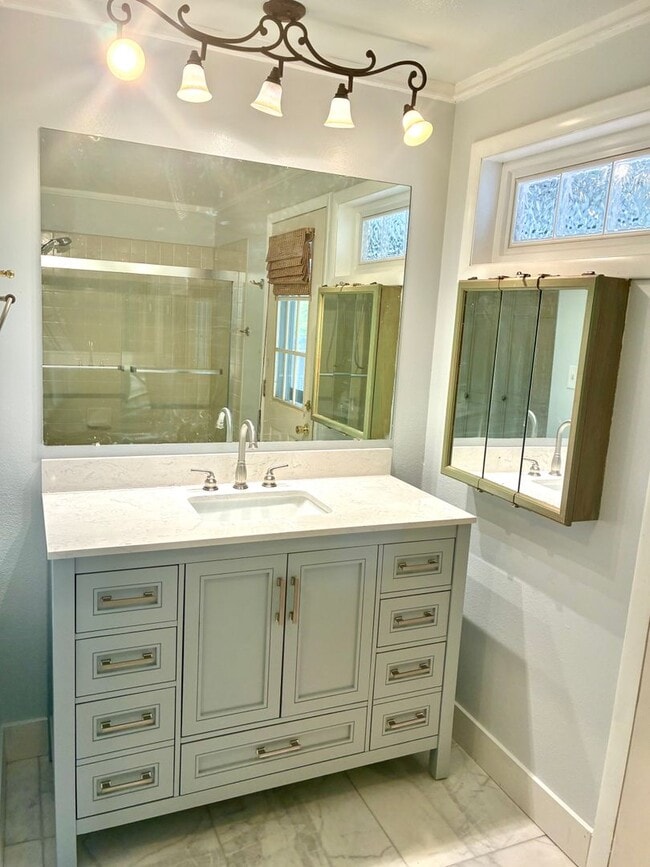 Building Photo - Beautiful open floorplan - 3 Bedroom/ 2 Ba...