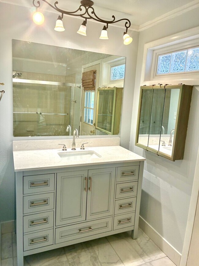 Building Photo - Beautiful open floorplan - 3 Bedroom/ 2 Bath - HUGE fenced backyard