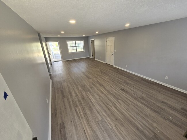 Living / Dining Room - 801 4th Ave E