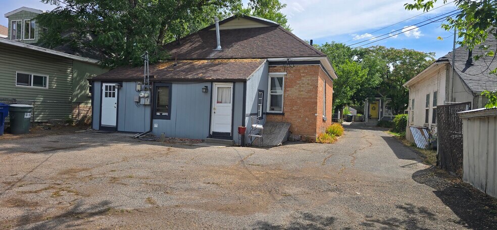Building Photo - 534 Windsor St E