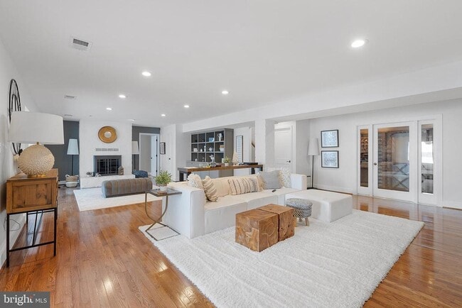 Building Photo - 5837 River Dr