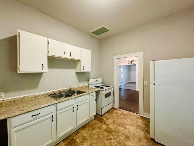 Building Photo - DOWNTOWN - 2 Bedroom - Big House! MOVE IN ...