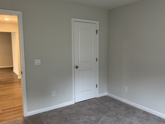 Building Photo - 424 Kohn Dr