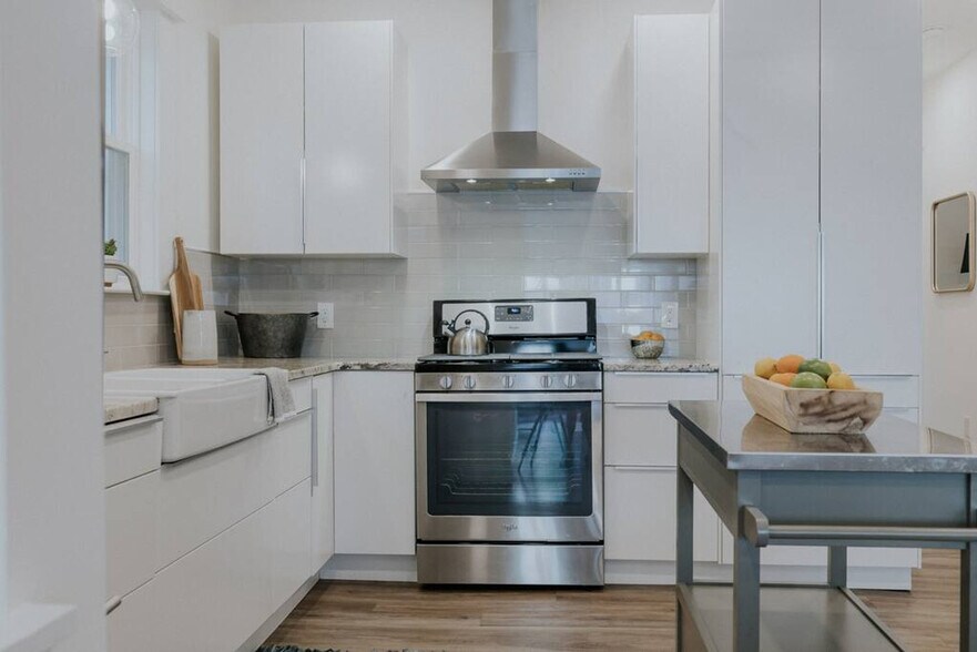 Building Photo - 3 S Surrey Ave