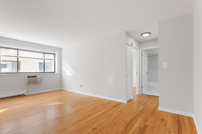 Building Photo - 6758 N Sheridan Rd