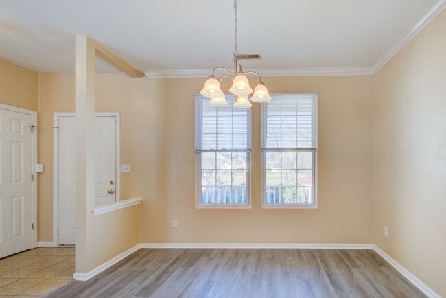 Building Photo - 3 Bed, 2.5 Bath Home Conveniently Located ...