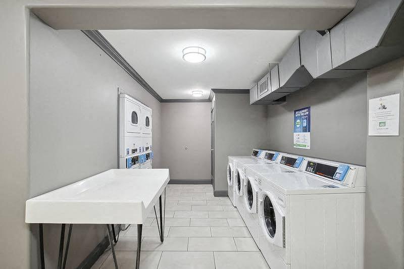 Building Photo - 3450 Manor Dr