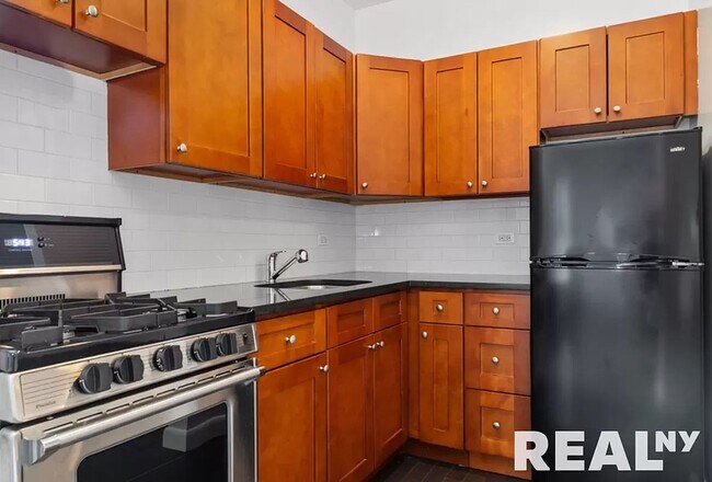 Building Photo - 164 Waverly Place