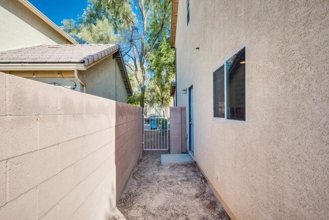 Building Photo - 5225 Shreve Ave