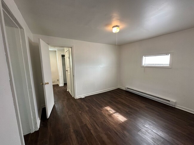 Building Photo - 461 Dennis Dr