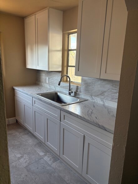 Building Photo - 250 S Grand Dr