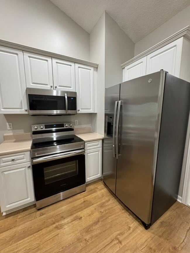 Building Photo - This 1.5  story, all brick, 3 bedroom, 2 bath, Bonus room upstairs & a 2 car garage with great st...
