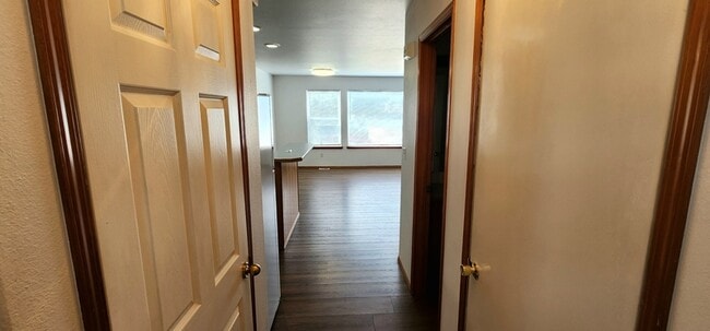 Building Photo - 1330 S Skyline Dr