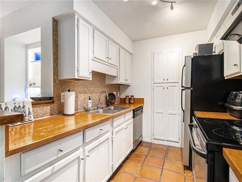 Building Photo - 3307 Pine Heights Dr NE