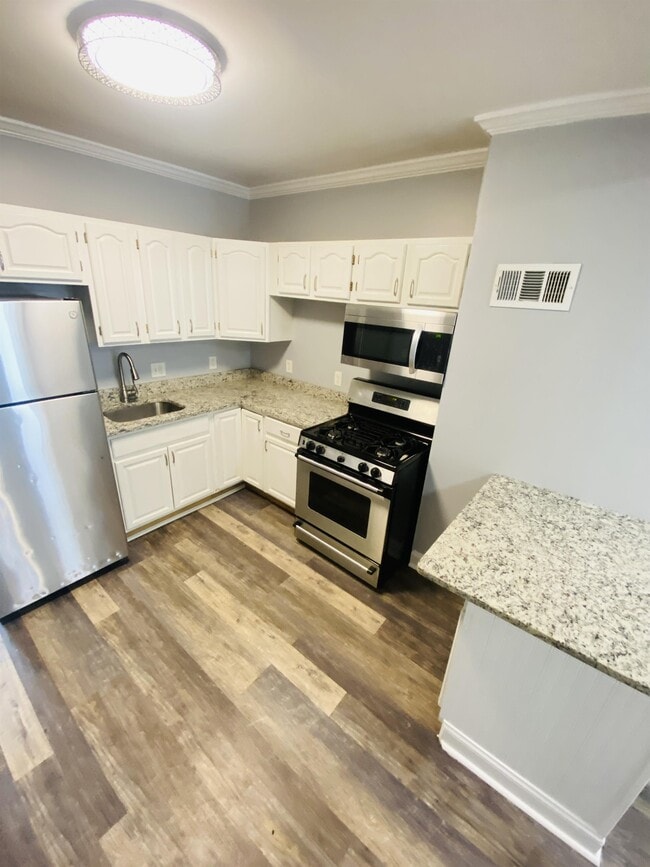 Building Photo - 1304 Sargeant St