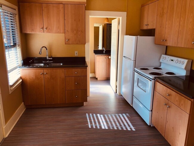 Building Photo - 1 Bed/1 Bath Corner Unit in Historic Building - Harriman Stret