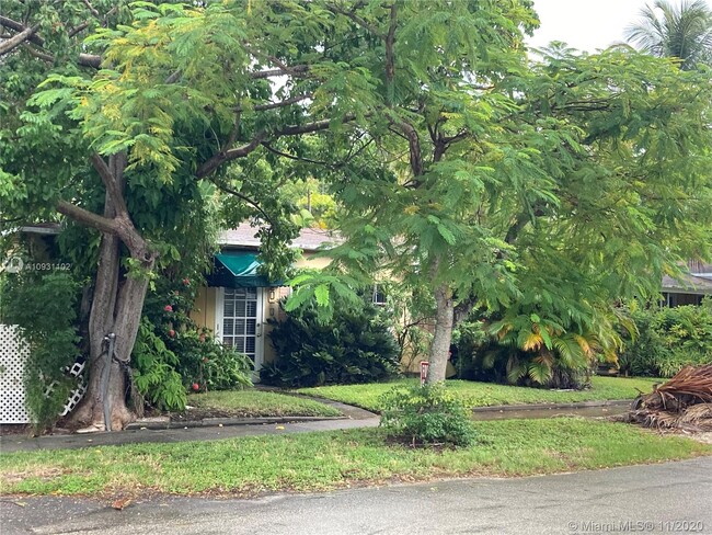 Building Photo - 420 NE 14th Ave